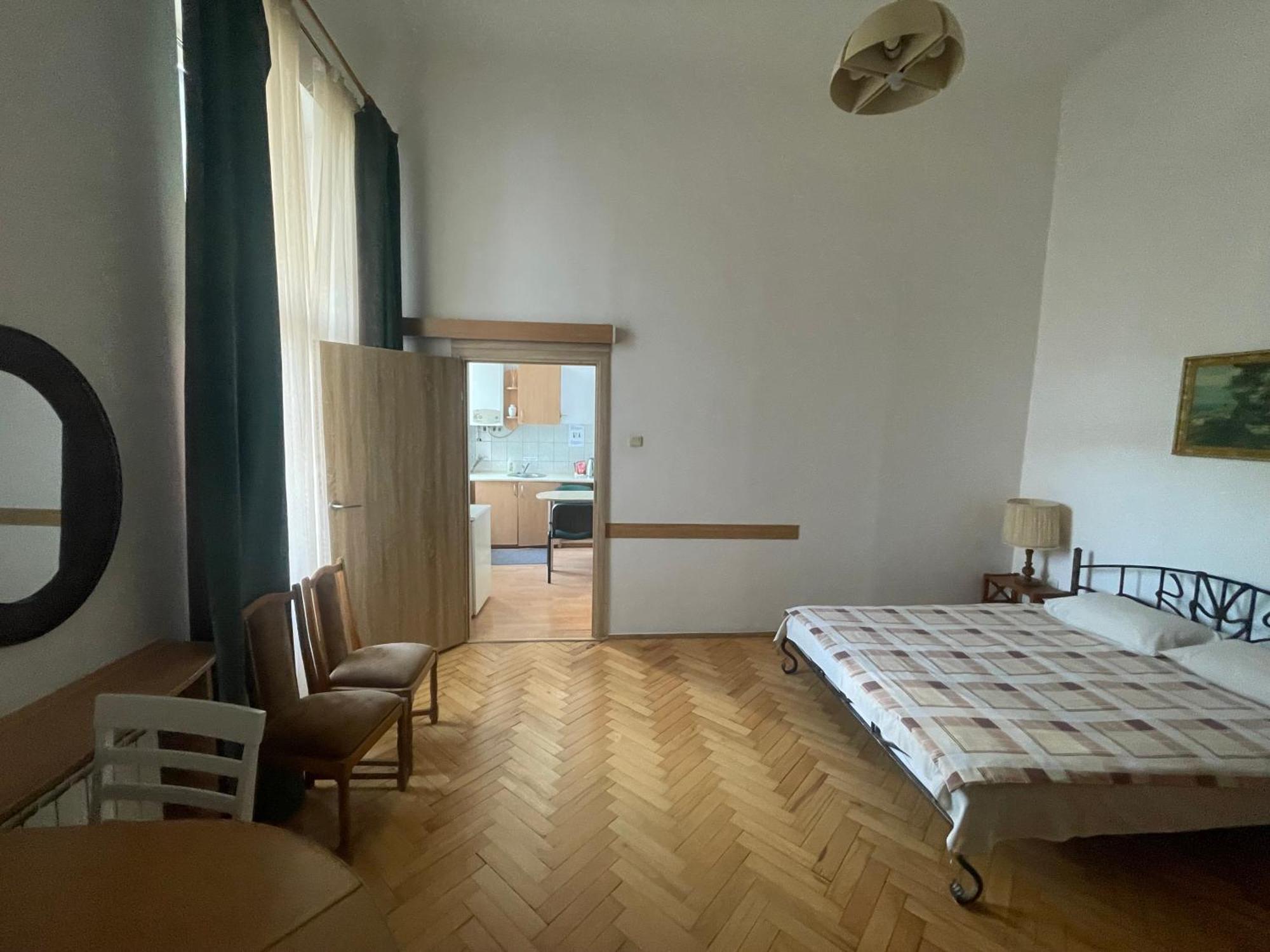 Guest Rooms Lviv Ngoại thất bức ảnh